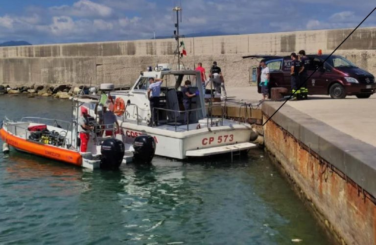 Napoli, sviene in mare sul materassino: salvato dalla Guardia Costiera