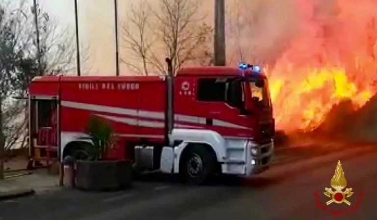 Incendi Catania sospesi voli