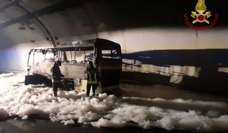 Lecco autobus prende fuoco
