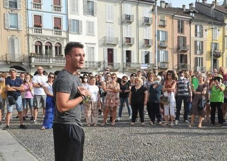 Marco Natali mentre parla ai No vax