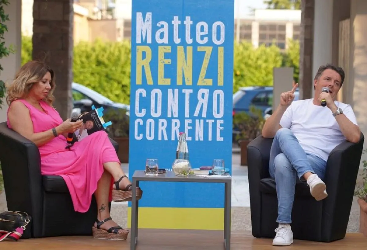 Matteo Renzi mentre presenta il suo libro, "Controcorrente"