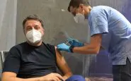 Matteo Renzi mentre viene vaccinato