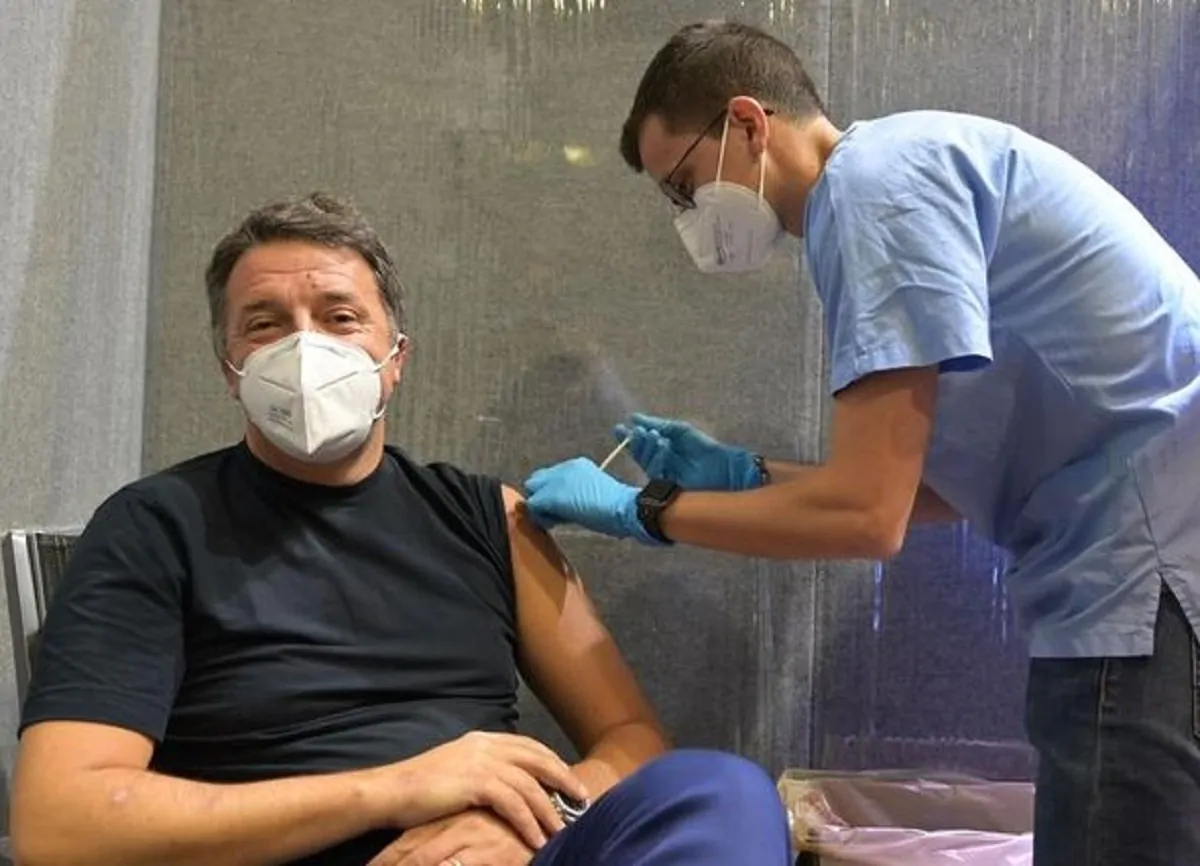 Matteo Renzi mentre viene vaccinato