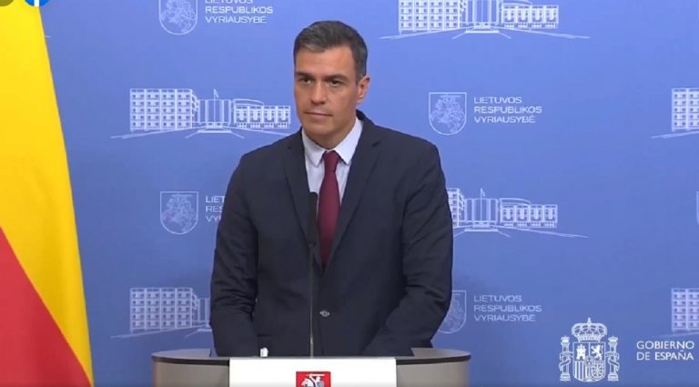 Il premier Sanchez durante la conferenza interrotta