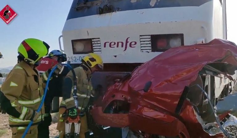 Spagna treno travolge auto