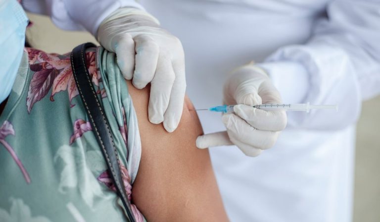 UK terza dose vaccino
