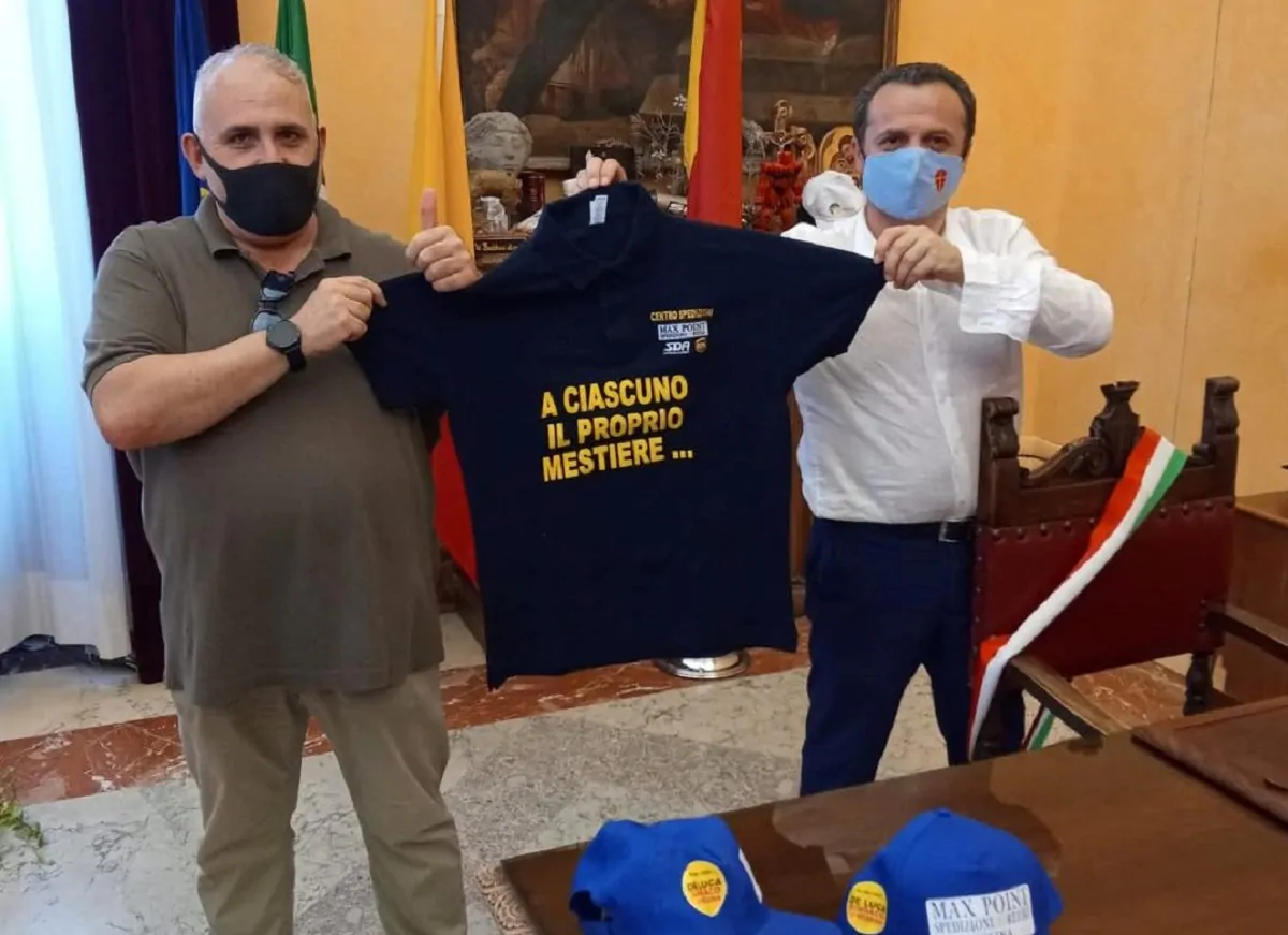 Il sindaco De Luca con un gadget del Vaccino Party