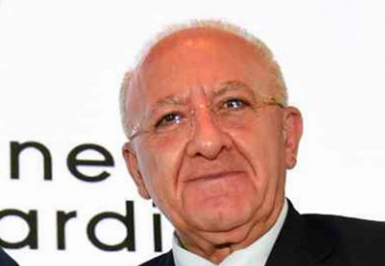 Obbligo mascherina all’aperto, la decisione di De Luca