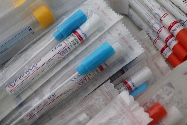 Niente tamponi per i bimbi sotto i 6 anni: emendato il "Sostegni bis"