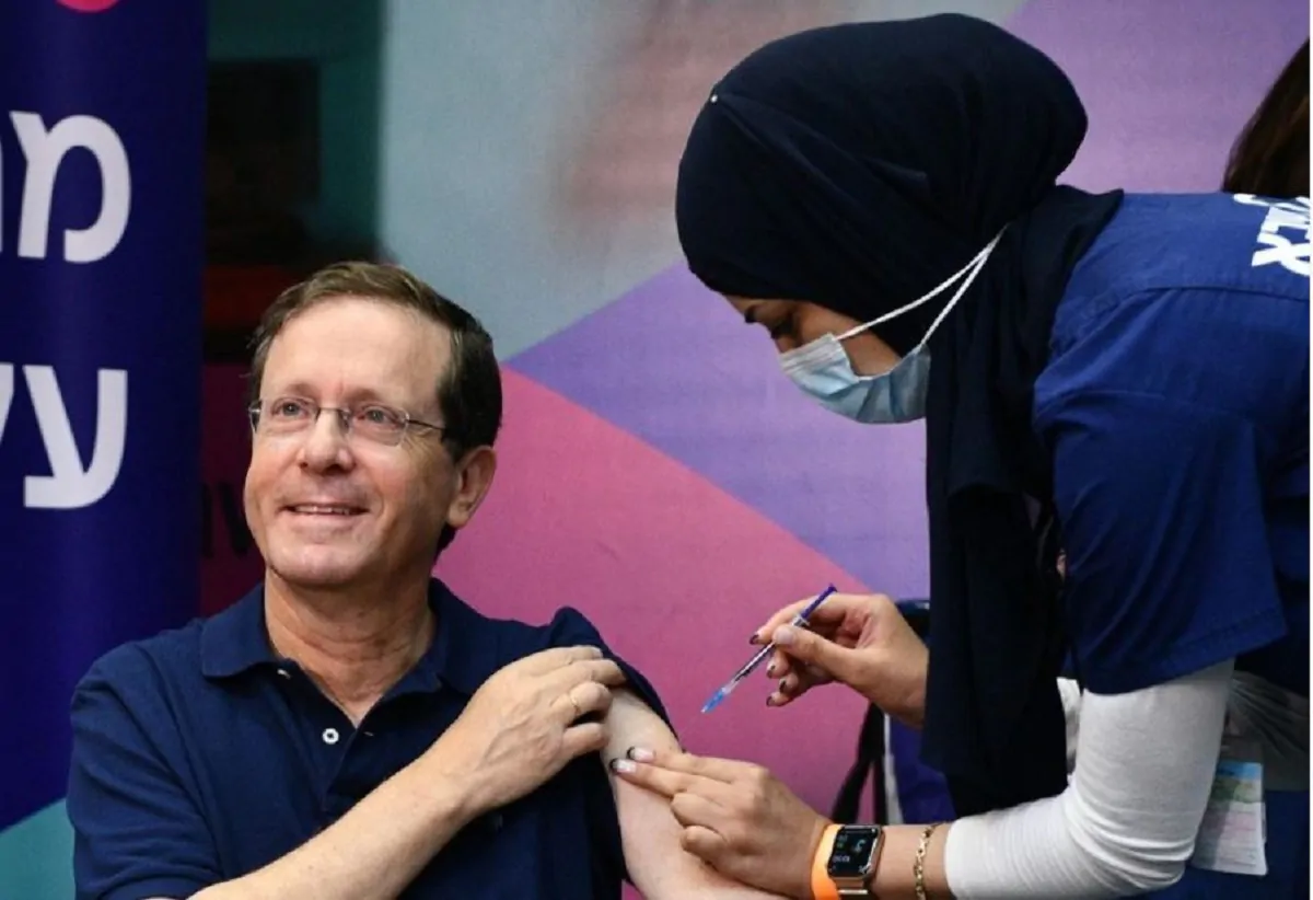 Israele: il presidente Herzog riceve la terza dose di vaccino