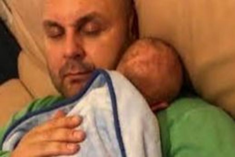 papà morto braccio figlio