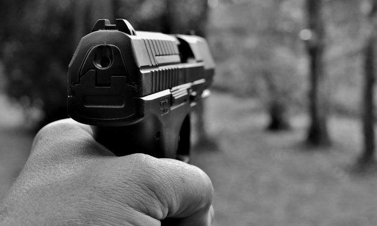 Spara per sbaglio all'amico con la pistola che detiene illegalmente