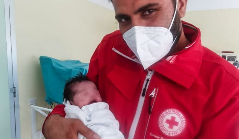 Afghanistan profuga partorisce