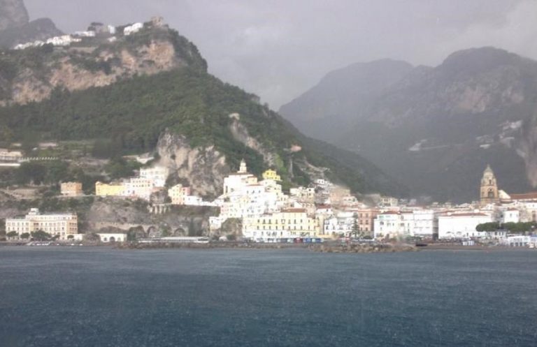 Amalfi sferzata dalla grandinata