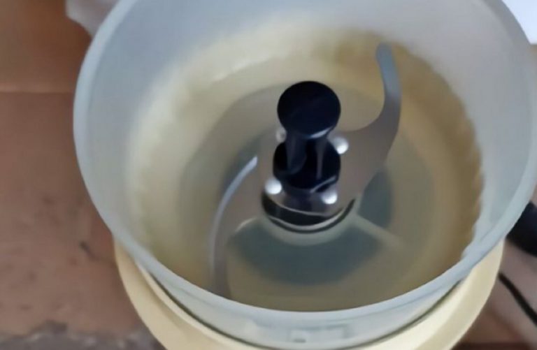 Bimbo con una mano incastrata nel tritatutto