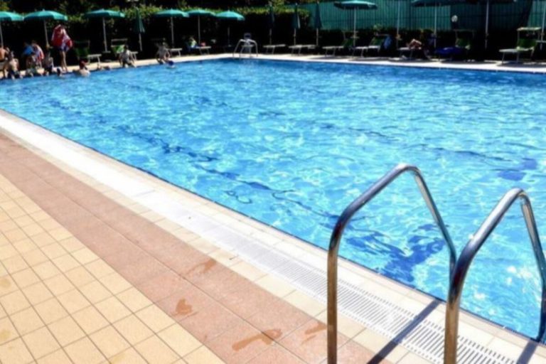 Bimbo trovato morto in piscina indagati
