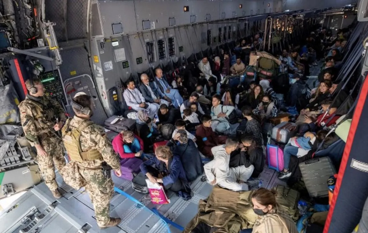 L'interno di un C 130 militare italiano