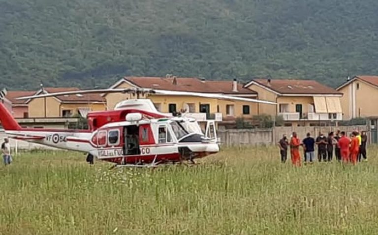 Il momento dell'atterraggio dell'elicottero che riporta Daniela a Forino
