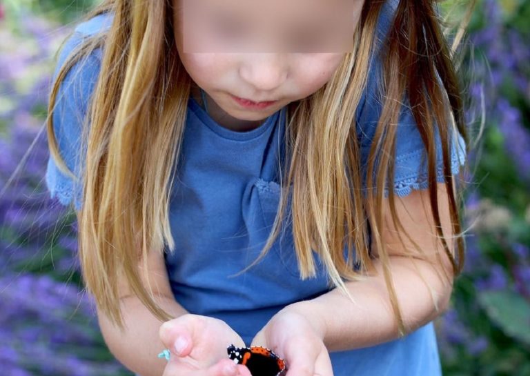 La principessa Charlotte con la farfalla