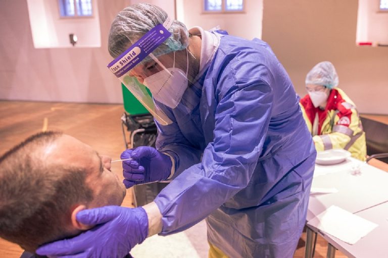 Covid, focolaio tra turisti tedeschi: 12 contagiati