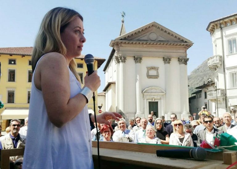 la leader di FdI Giorgia Meloni ad un comizio pre covid