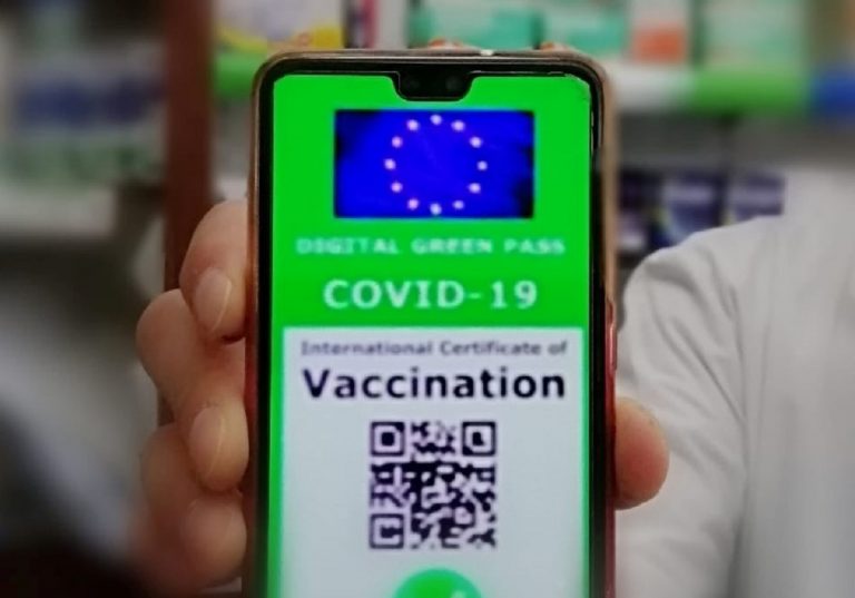 Senza Green Pass asrà "assenza ingiustificata" per il personale scolastico