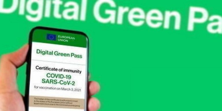 Vendevano green pass falsi su Telegram: denunciati