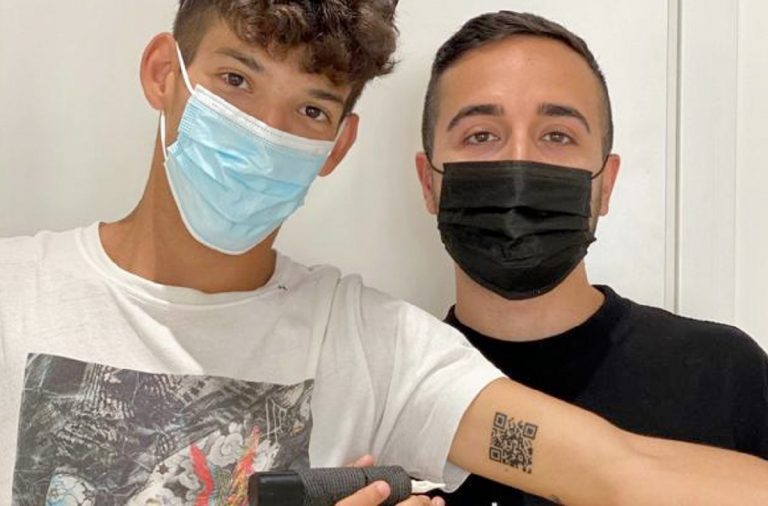 Reggio Calabria, 22enne si fa tatuare il green pass sul braccio