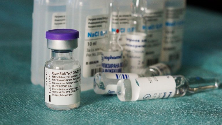 I no-vax credono che Pfizer abbia messo sul mercato un antidoto al suo vaccino