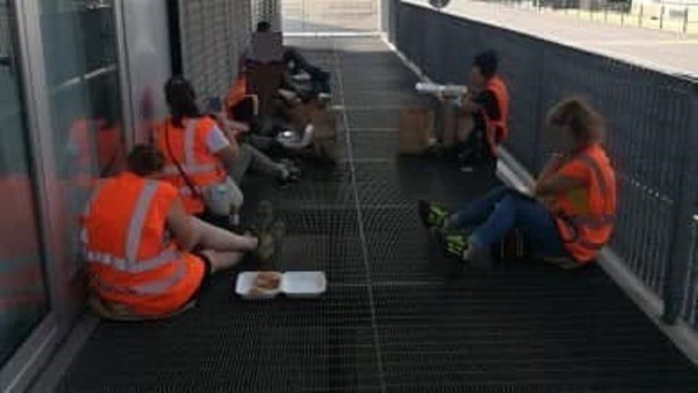 la foto dei dipendenti che mangiano fuori dalla struttura