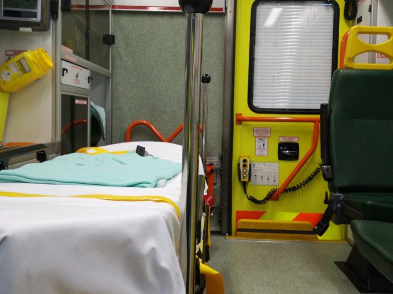 Ragazza tenta la fuga da casa con delle lenzuola ma precipita, è grave