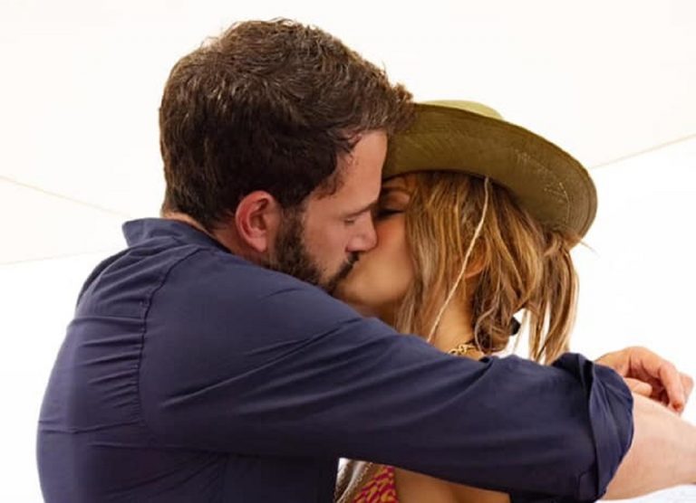 JLo e Ben Affleck appassionati in yacht