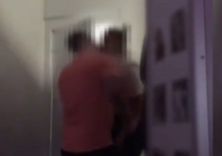 Il momento del bacio fra detenuto e guardia