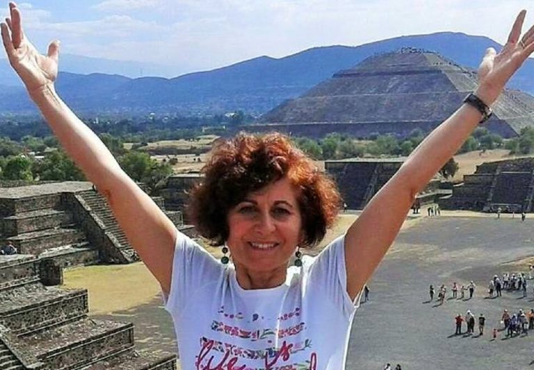 Maestra muore schiacciata da un cancello