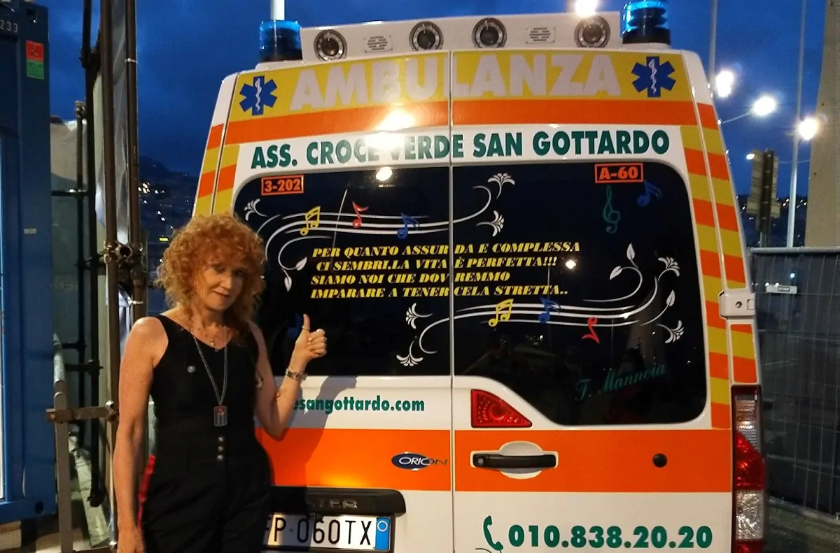 Fiorella Mannoia davanti all'ambulanza con la strofa della sua canzone