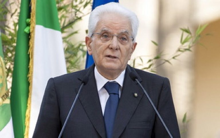 Covid, Mattarella invita al vaccino: "Vaccinarsi è un dovere ed un atto d'amore"
