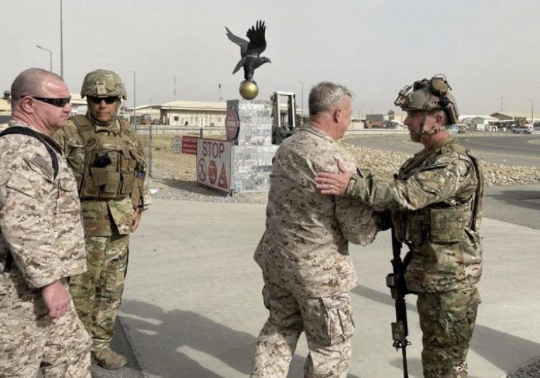 Di spalle, il generale McKenzie, comandante del Centcom