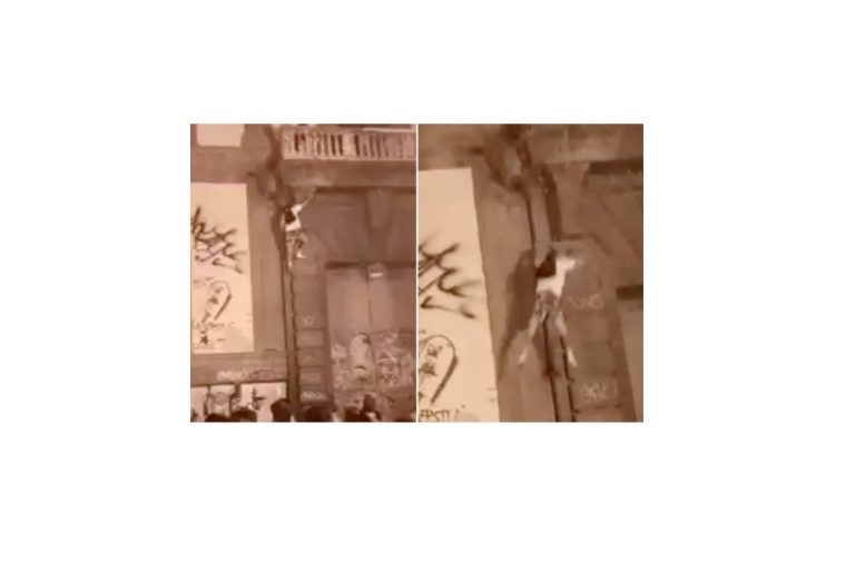 Napoli, giovane cade
