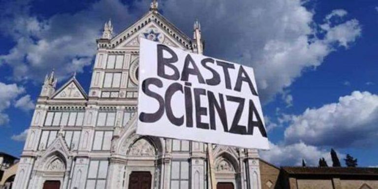 Un'immagine simbolo dell'universo no vax fiorentino