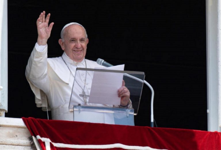 Papa Francesco sui vaccini anti-Covid: "Vaccinarsi è un atto d'amore"