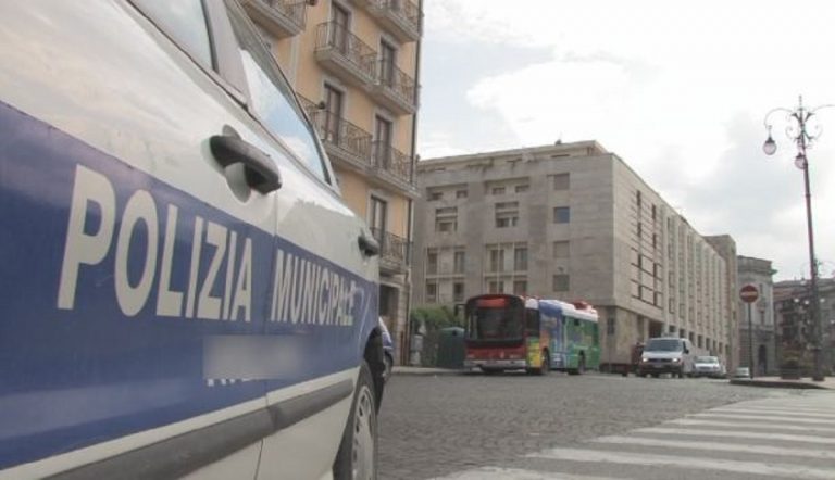 La Polizia Municipale ha bloccato la donna autrice del lancio