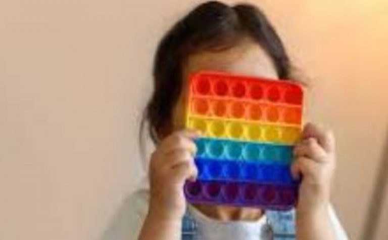 Gioco tormentone del momento, il pop it viene utilizzato come antistress da grandi e piccini: cos'è,