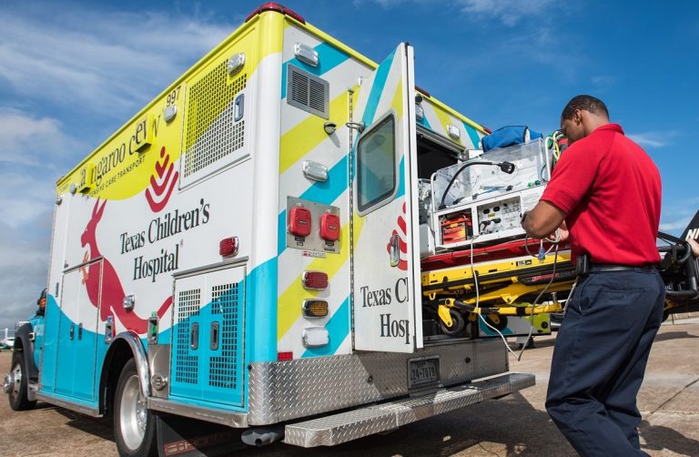 Un'ambulanza dell Texas Children Hospital dove è ricoverato Felix
