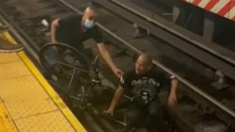 New York, disabile cade sui binari: salvato