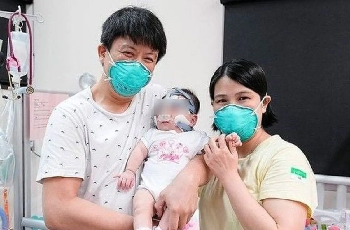 La piccola Yu Xuan con i genitori