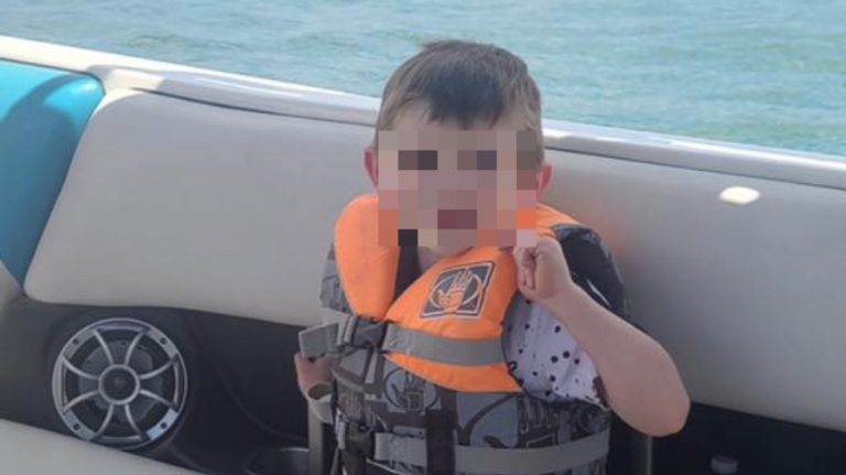 Bimbo 4 anni trovato morto scatola giocattoli