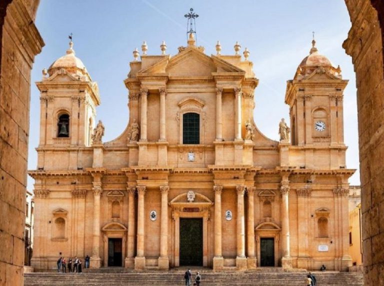 Le parole del turista che ha mostrato il lato B davanti alla cattedrale di Noto