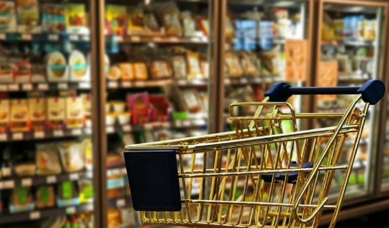 donna picchiata sconosciuto supermercato