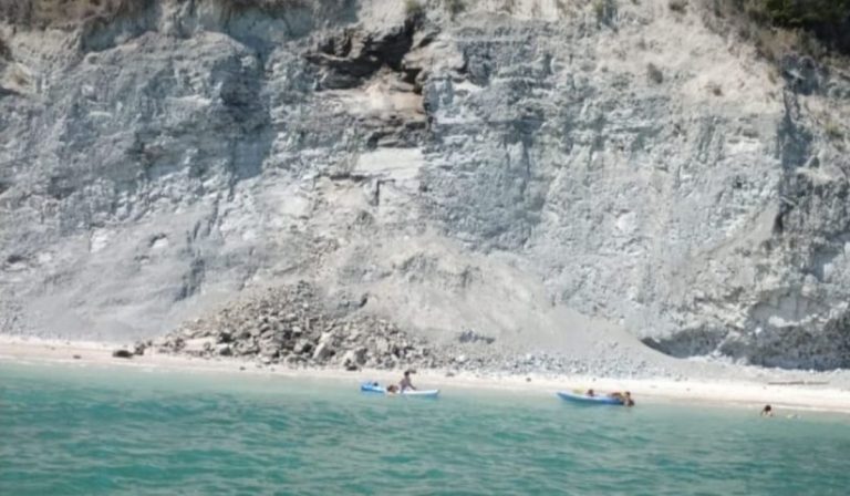 frana spiaggia Conero