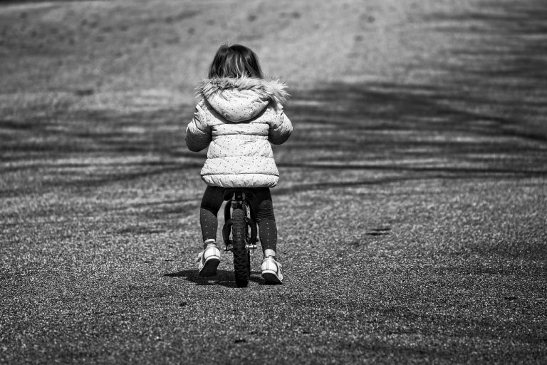 Bambina di 8 anni morta in bici, genitori iscritti a registro